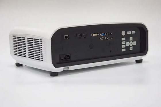 Proyector 4K DLP de 12000 lumen con proyección corta para cine al aire libre de grandes salas
